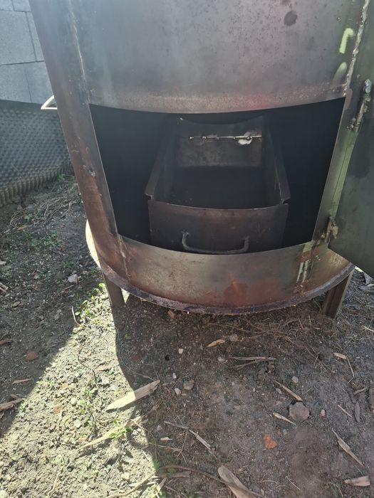 Vând două cazane de țuică unul de cupru ,și unul de inox