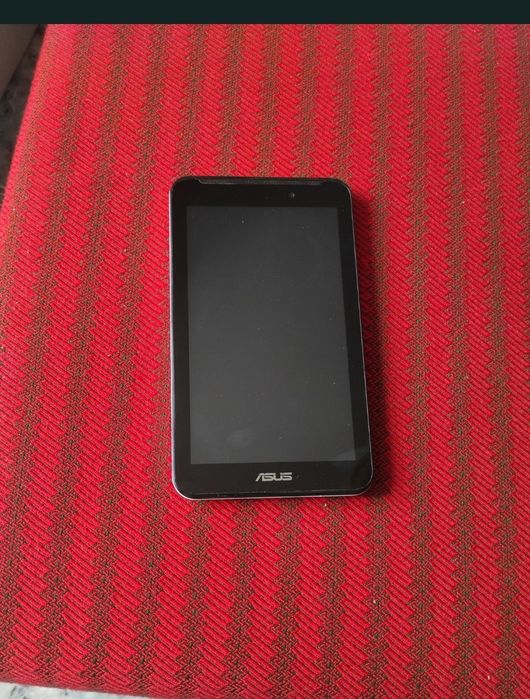Tabletă ASUS, cu slot pentru Micro SD card și slot pentru SIM. Nu a mai fost folosită de mult timp, nu pornește, cine se pricepe o face funcționala