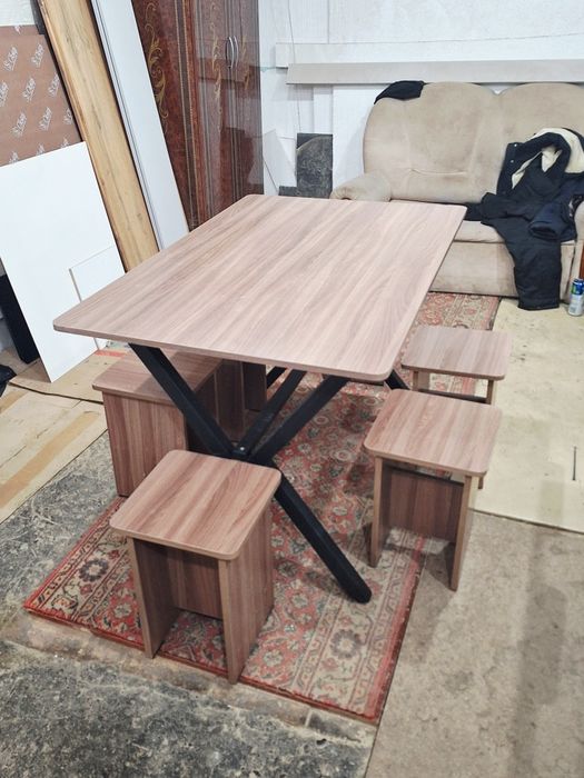 Продам новый стол с табуретками