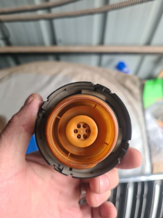 Продам крышку бака от тойоты