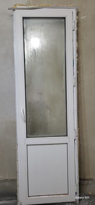 Продам пластиковую дверь