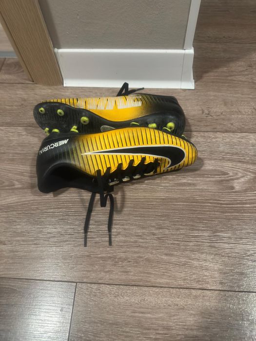 Ghete de fotbal nike mercurial