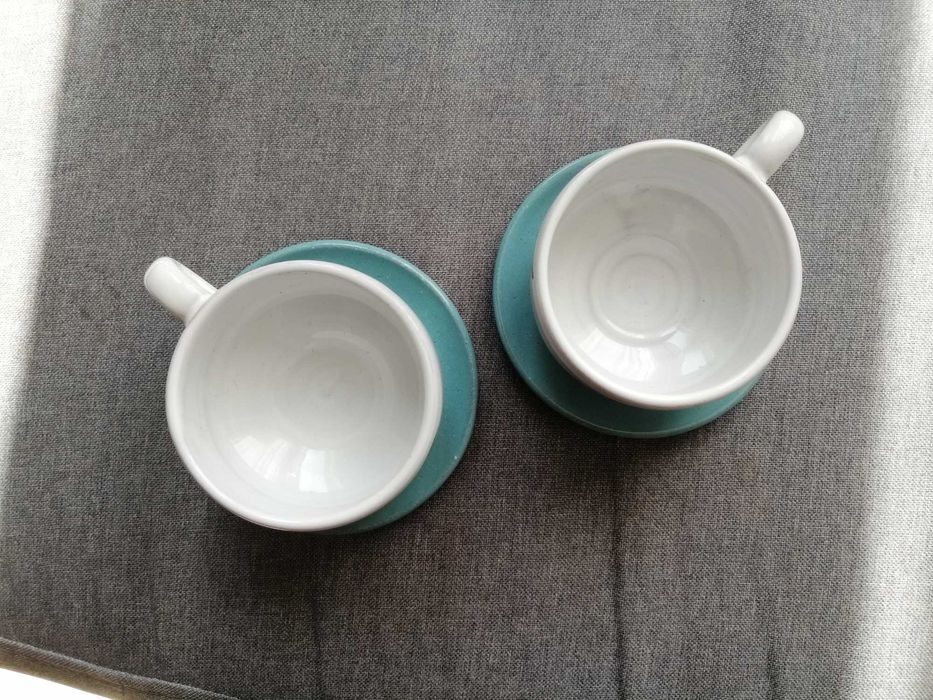 Сувенири от бяла и кафява керамика.