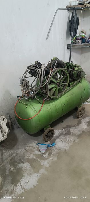 Kompressor 360/220 ideal holatda