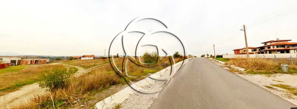 Урегулиран парцел до главен път подходящ за жилищно строителство