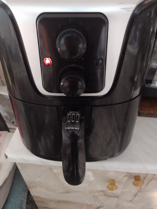 De vînzare Friteuza electrica clasica  fără  ulei + 100 tăvii de copt