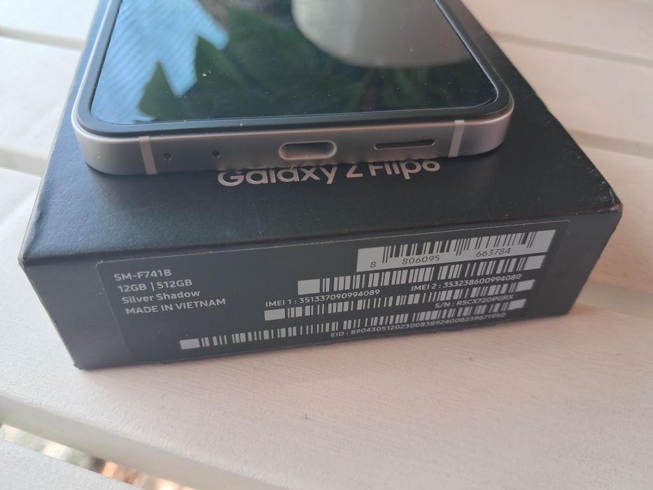 Продавам телефон Самсунг Галакси Z flip 6/ 512 /GB