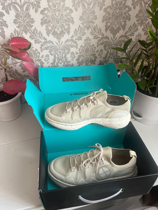 Продам кроссовки размер 41