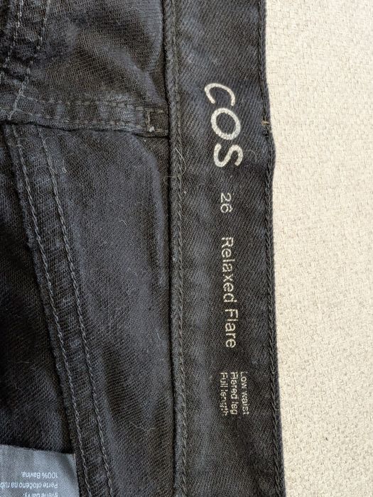 Blugi negri COS Relaxed Flare – talie înaltă, stil elegant, 100% bumba