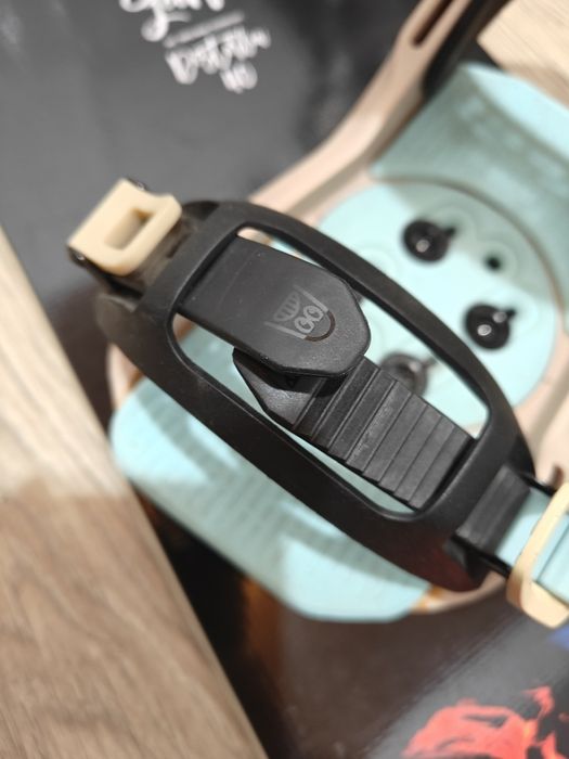 Vând placa snowboard Bataleon Distortia și legături Switchback Static