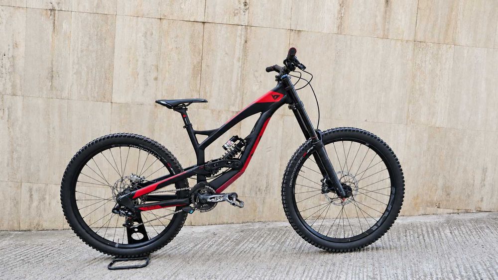 YT Tues AL, Downhill, L, 27.5 цола, RockShox Boxxer RC 200 мм, Vivid R2C, SRAM GX DH 1x7, Magura MT7
