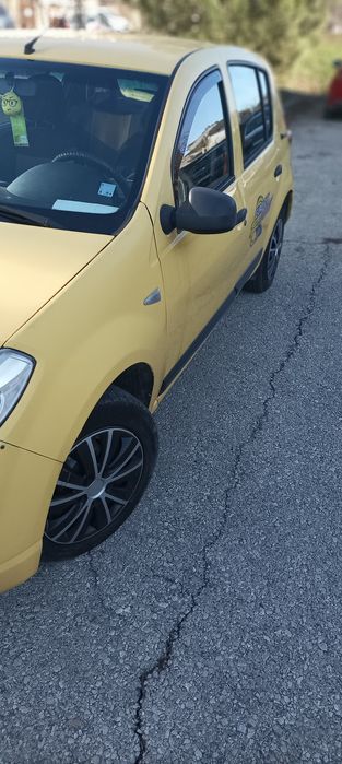 Продавам Дачия Сандеро