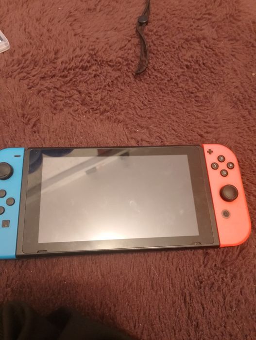 Vând Nintendo Switch +5 jocuri cablu hdmi în stare foarte bună !