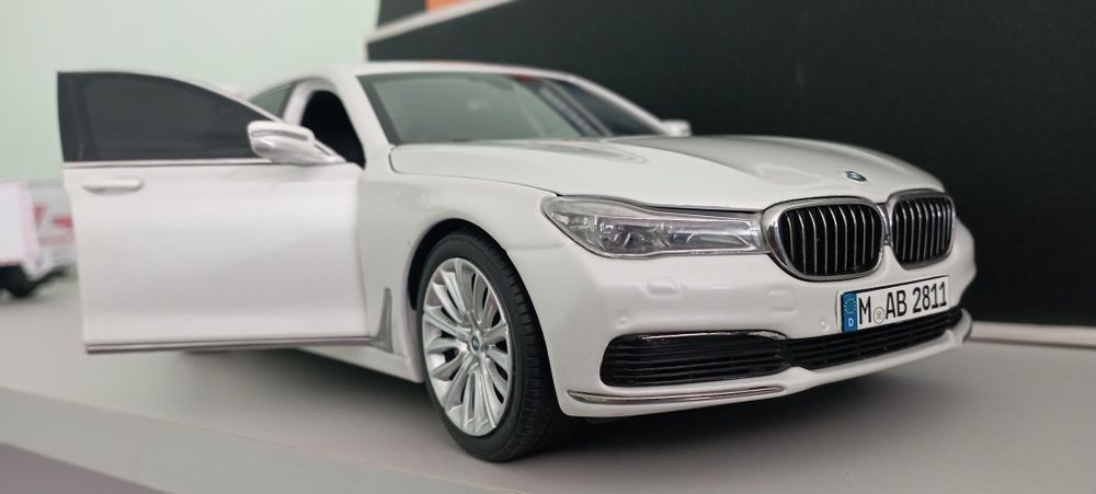 БМВ 7 серия 1:18 железный