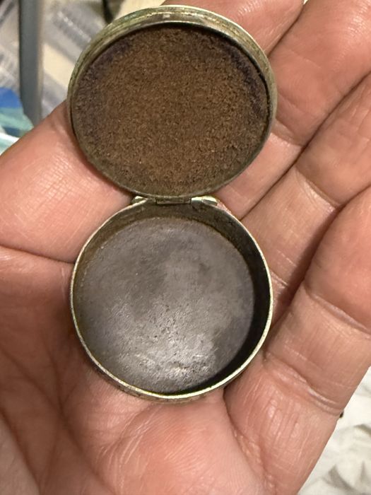 старинна сребърна кутийка за хапчета