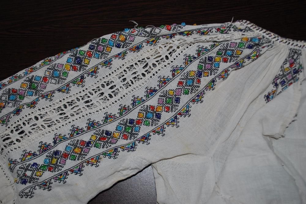 ie cu margele cusuta manual peste 100 ani vechime