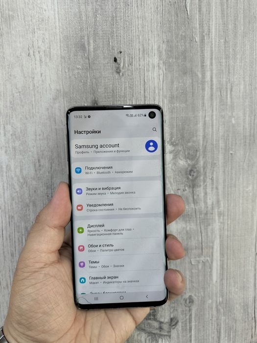 Продам Samsung S10 8/128gb