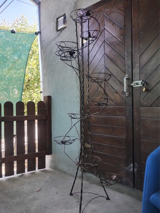 Vând 2 suporturi pentru flori .