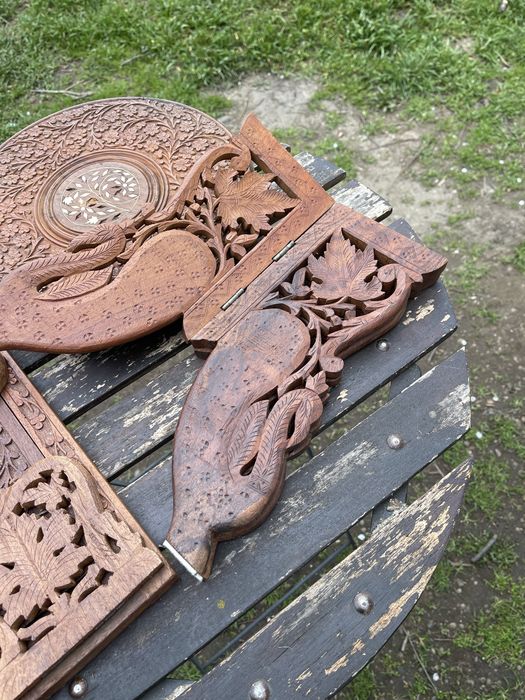 Măsuță rotundă, suport pentru cărti sculptat