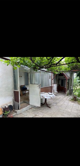 Къща с двор в с. Бенковски