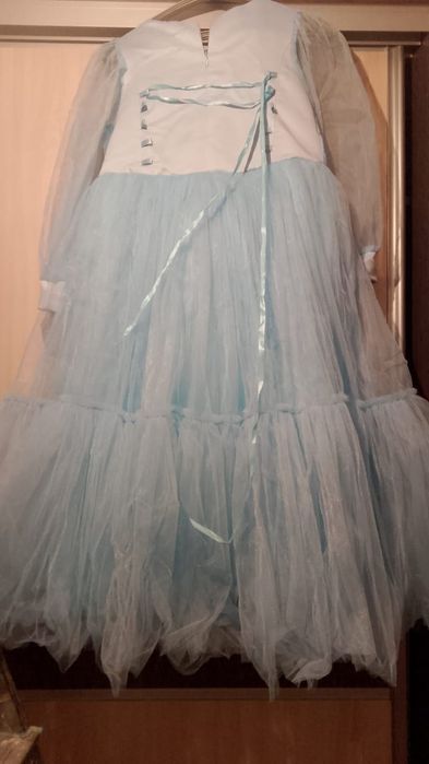 Қыз балаға көйлек сатылады