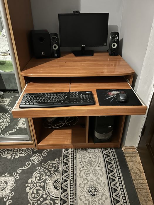 Продам компьютерный стол