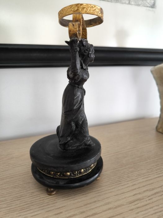 Бронзова статуетка – дама с венец