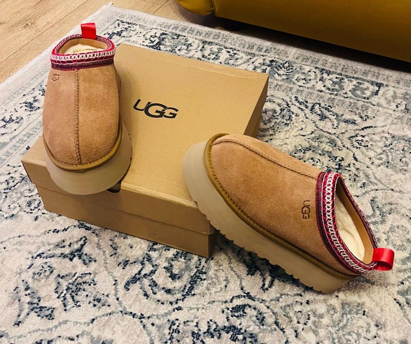 UGG, Saboti din piele intoarsa cu model uni Tazz, Visiniu, Caramel, Be