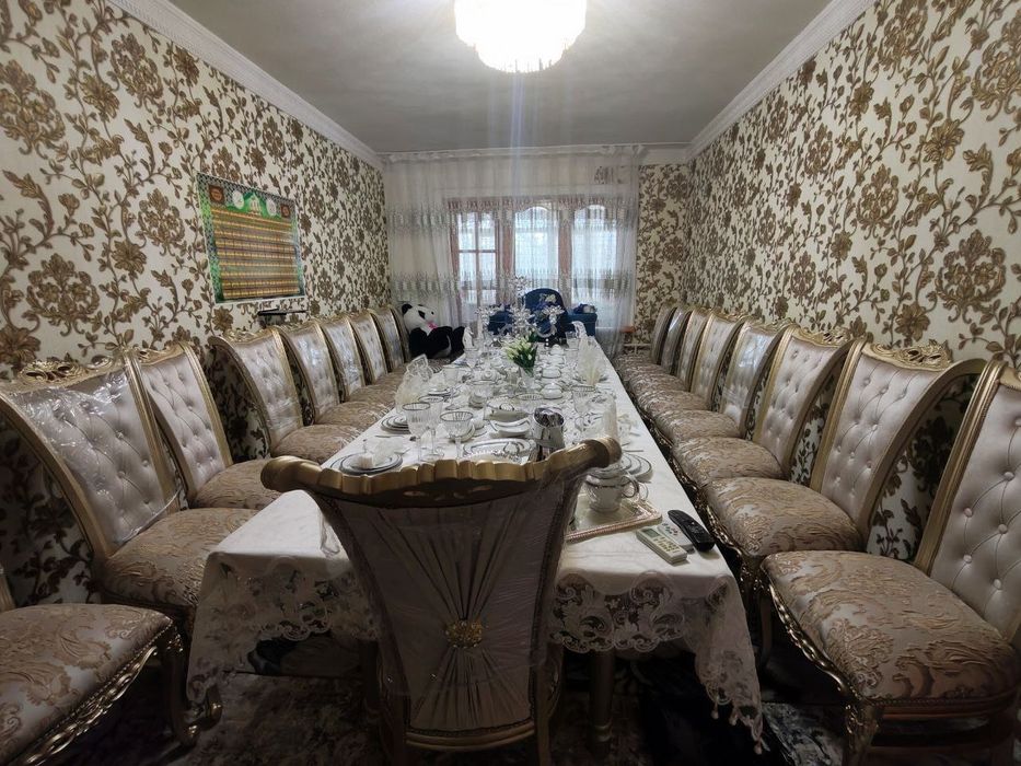 Mebel 18 ta stol va 2 stuli bilan