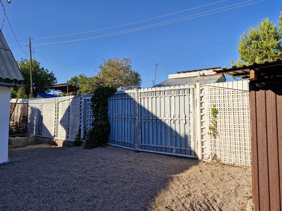 Дача у ручья с новым домом и хозпостройками.