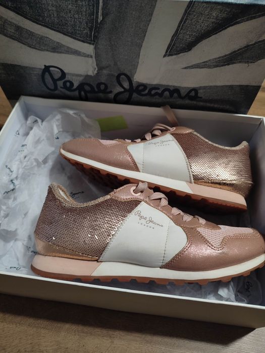 Дамски маратонки Pepe Jeans обувани два пъти целите със златни паети.