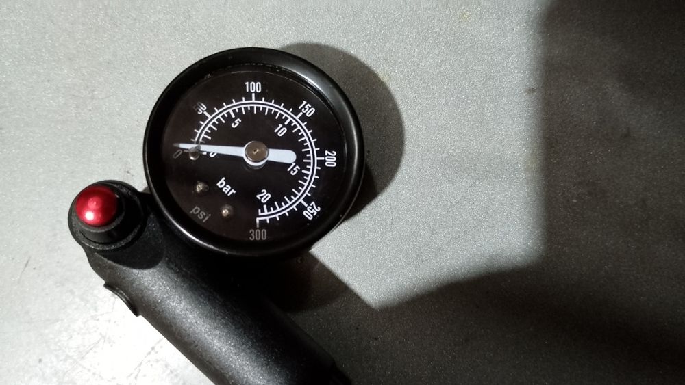 Vând pompe de suspensii de bicicleta si portbagaj de bicicleta