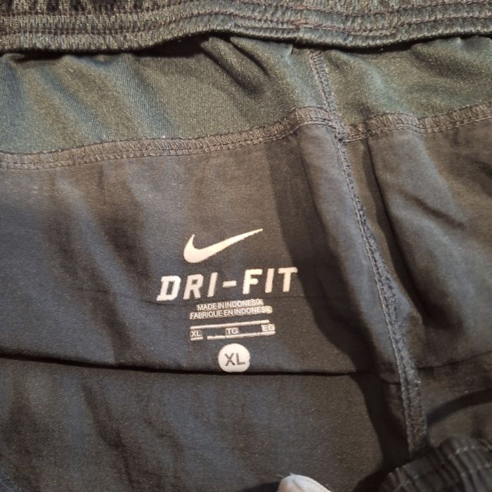 Pantaloni scurți Nike Dri-Fit mărimea XL si Pantaloni treisfert Nike rosu mărimea XL