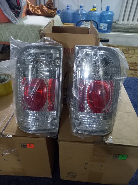Задние фонари на  тайота хай люкс