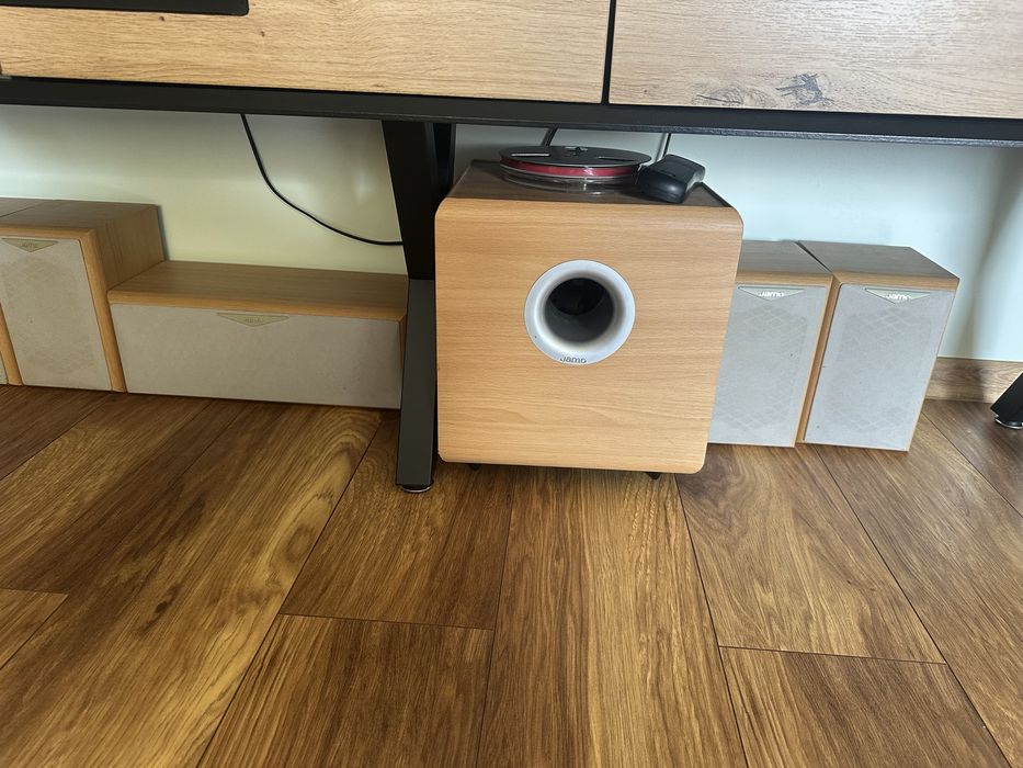 Усилвател Yamaha с 5 тонколони Jamo и отделен субуфер