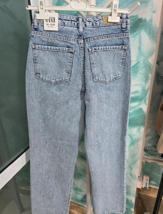 Blugi cu buzunare aplicate