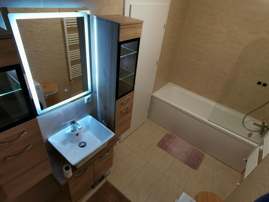 Ofer apartament de închiriat