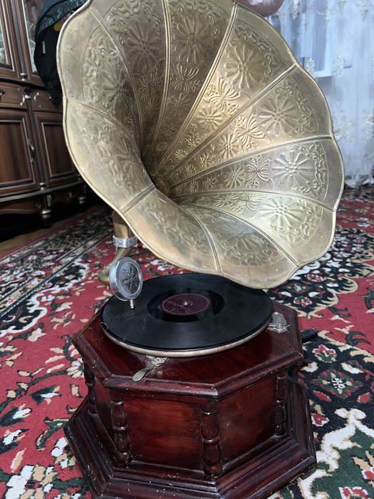 Антикварный патефон