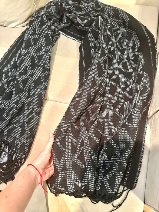 Чисто нов Michael Kors модерен шал за зимата