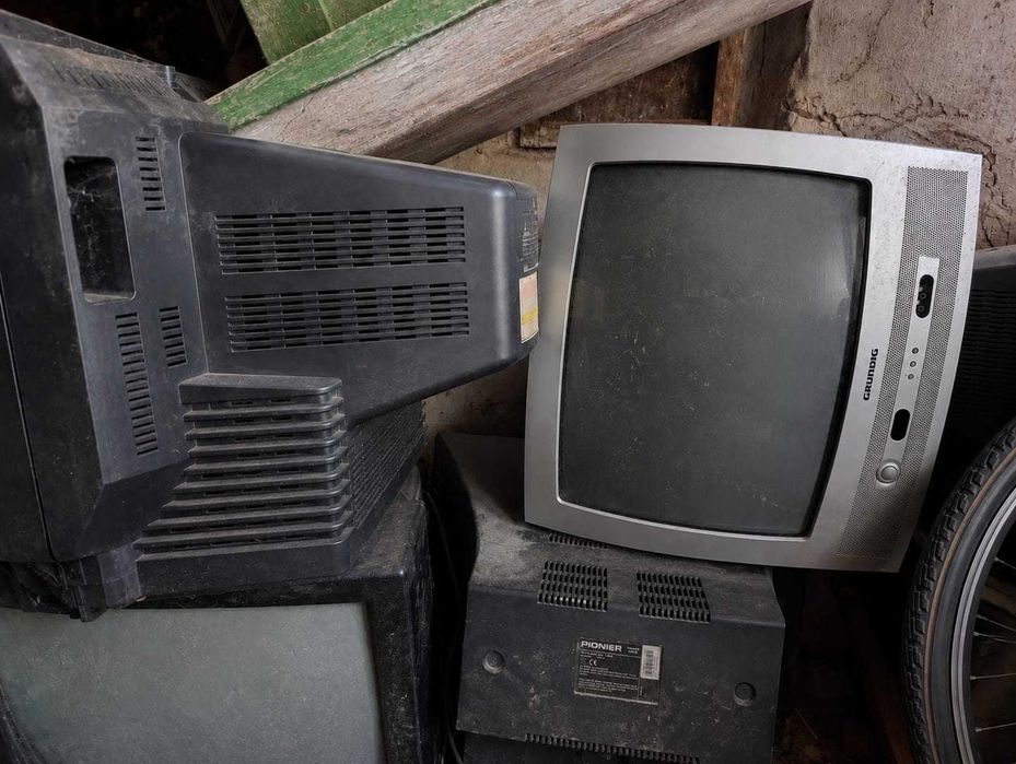 Vand televizoare vechi