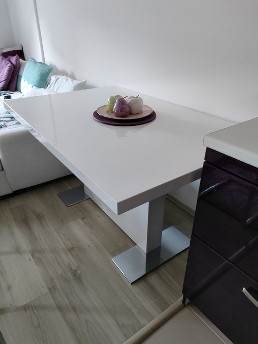 Трапезна маса бял гланц