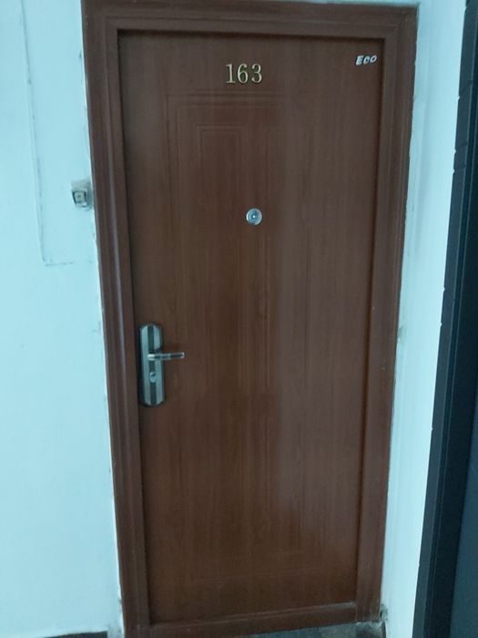 Vând urgent ușa de metal intrare în apartament in Cluj-Napoca