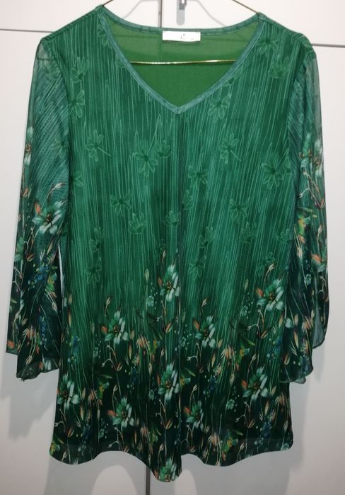 Ефирна дамска блуза, залена с цветни мотиви