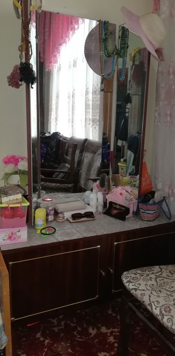 Shkaf-shifoner, krovat, oyna tumbalik, dvuxspalniy krovat