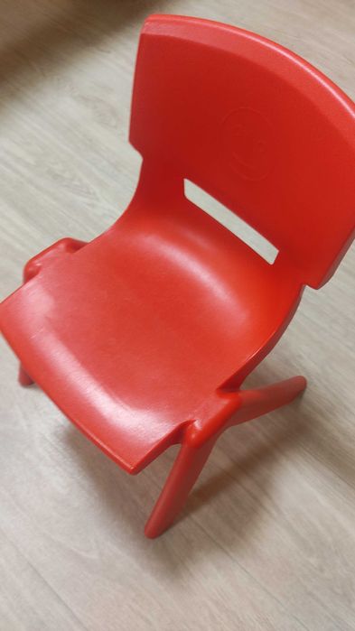 Продаётся стул детский, маленький.