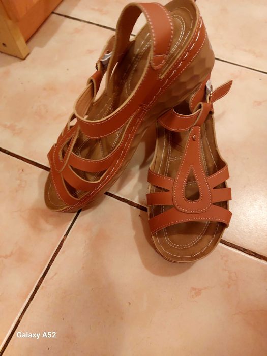 Продавам нови дамски сандали ,обувки и ботуши големи номера