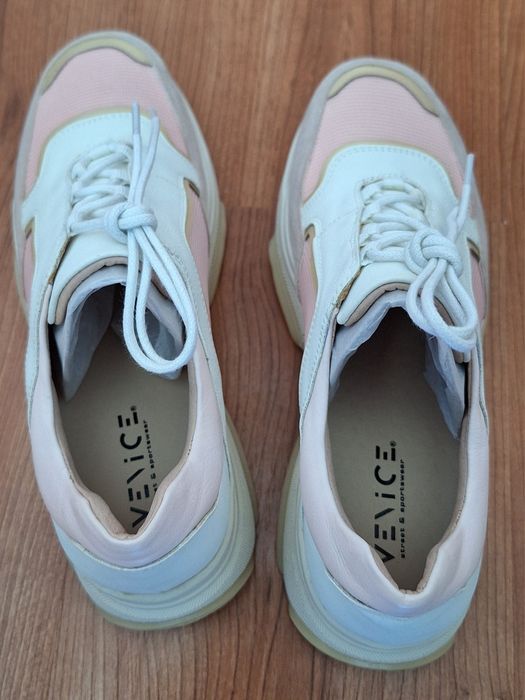 Sneaker inalt,noi la cutie