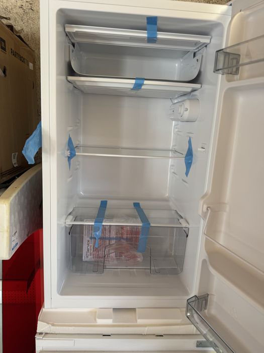 Хладилник A++ малък  с вътрешна камера Чисто нов 5г. Години