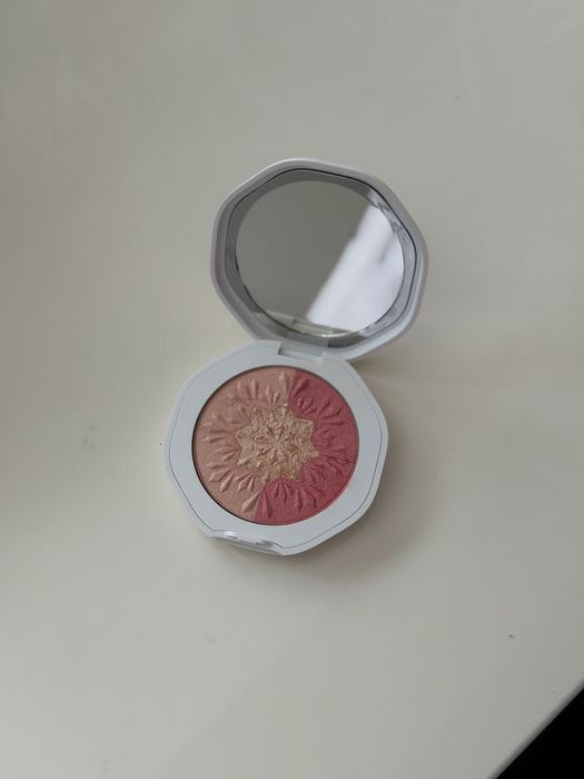 Snow-Kissed Holiday Multi-Glow Face Highlighter