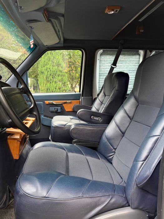 Ford Econoline 7 kishilik v8-5.5 mator